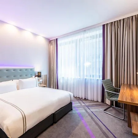 Premier Inn Frankfurt City Centre-2